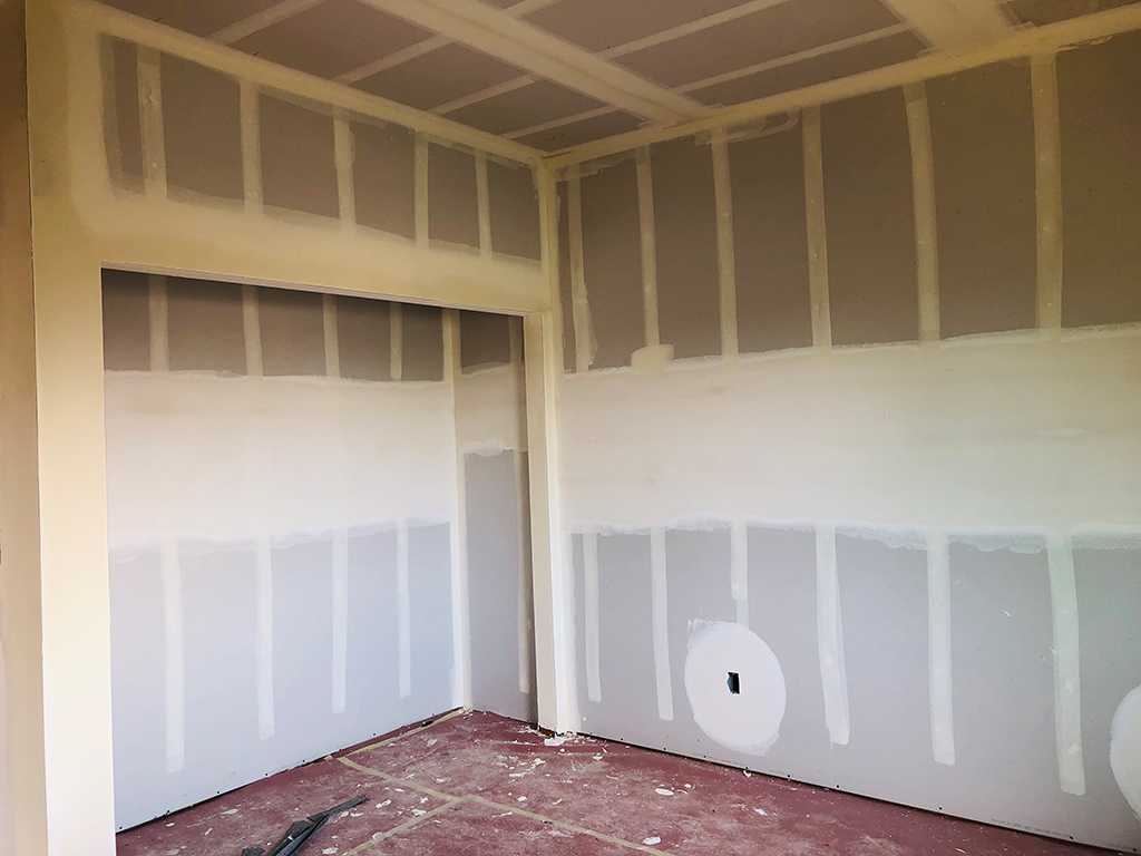 showing-a-thin-coats-of-drywall-compound-on-the-joints-and-screw-indentations-in-newly-hung-drywall