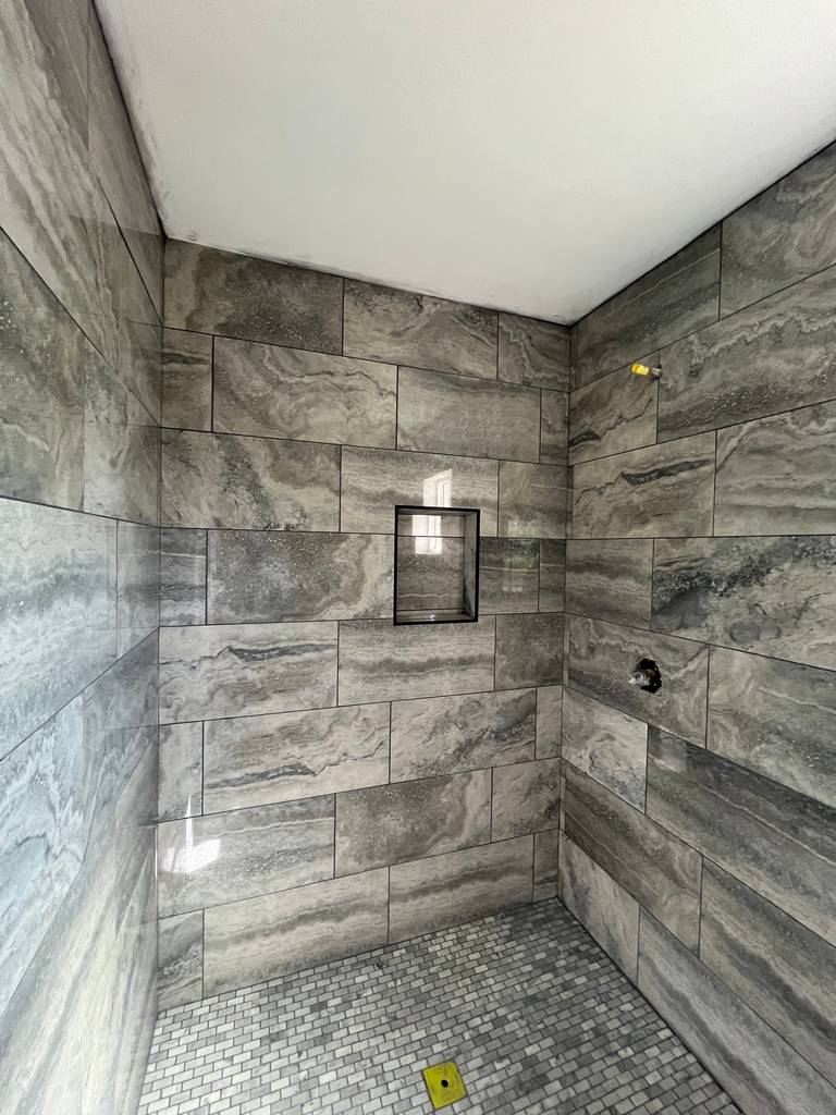 Glass marble-look with custom-designed walk-in shower
