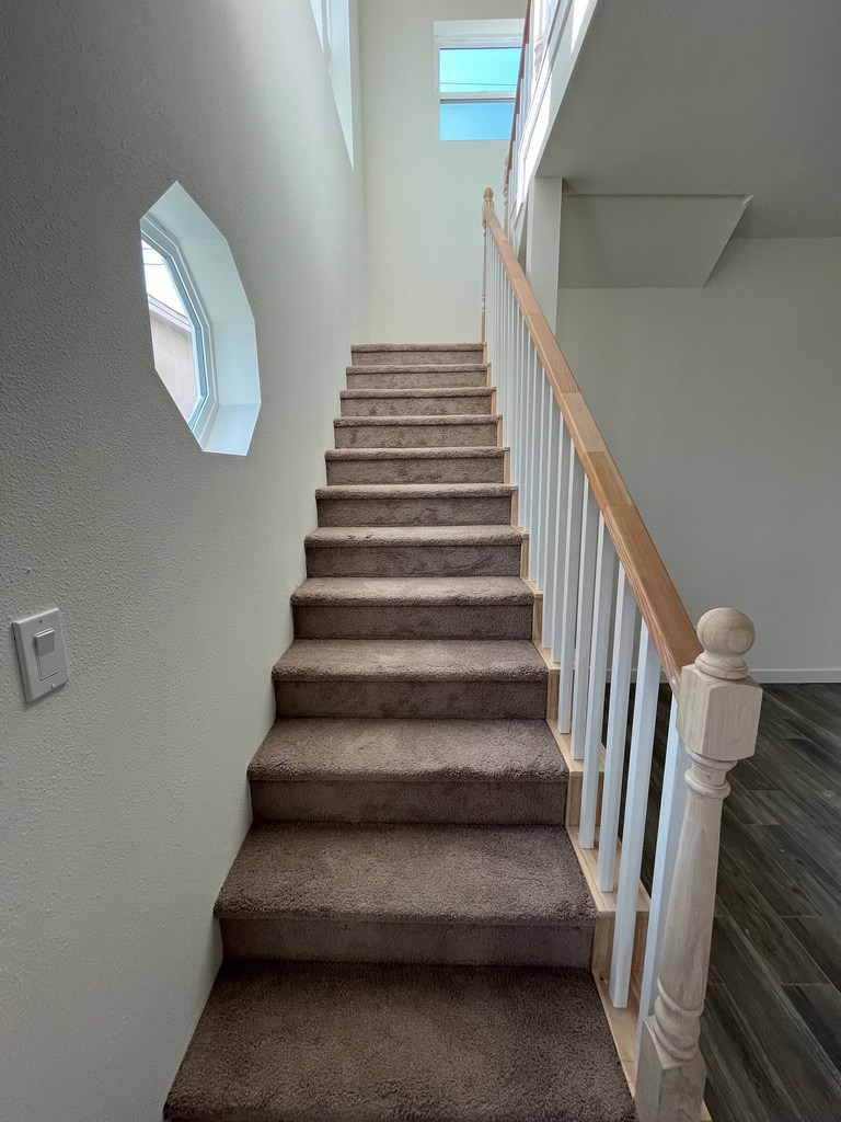 0314_carpeted staircase wood handrail balusters