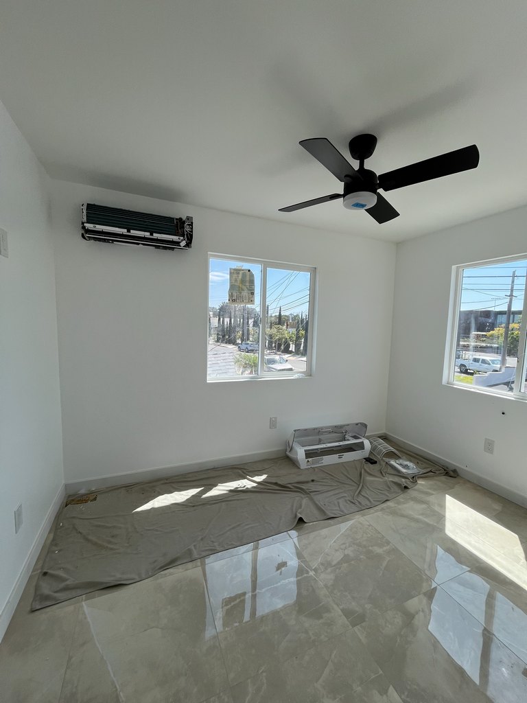 Corner room with windows and mini-split