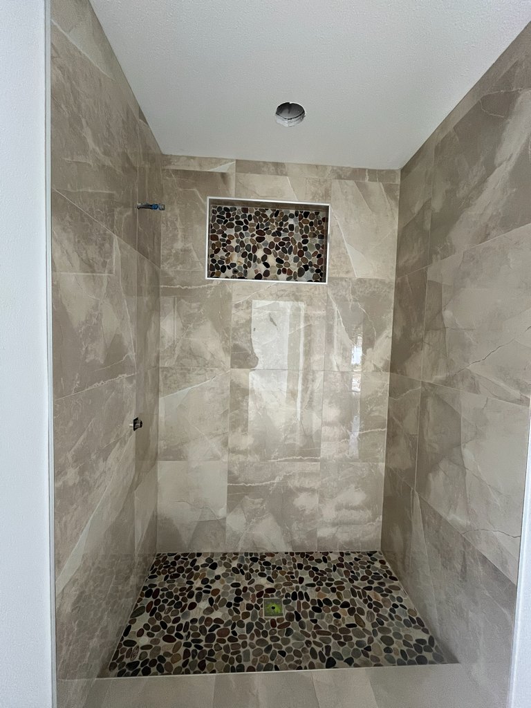 Walk-in shower with pebble niche and floor