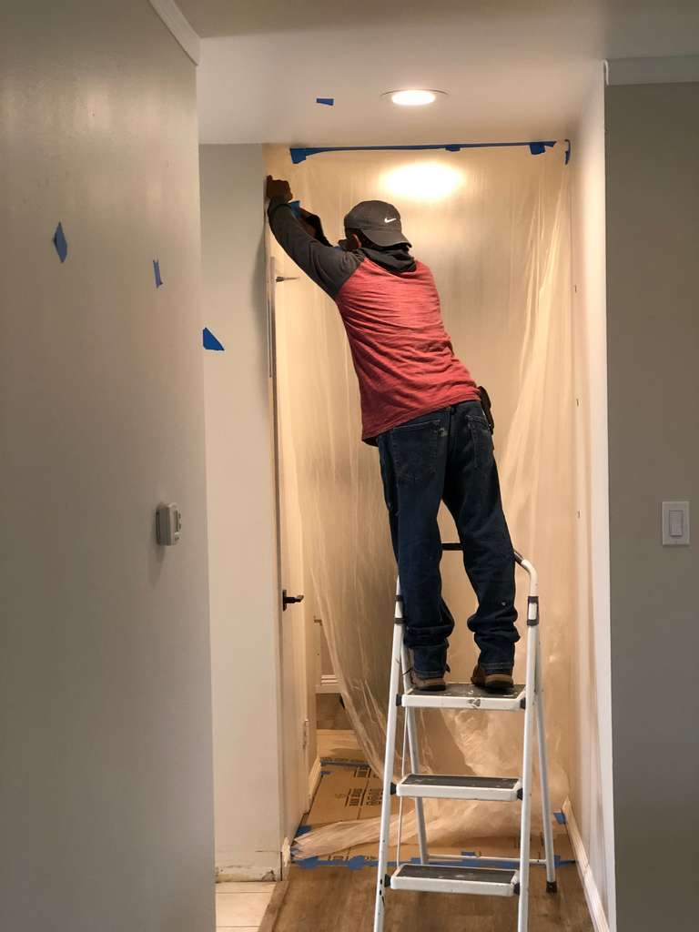 applying-visqueen-to-preserve-the-dust-from-entering-areas-in-remodel