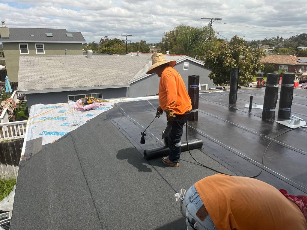 a2mContractors preparing-to-lay-down-roofing-materials_20.JPG